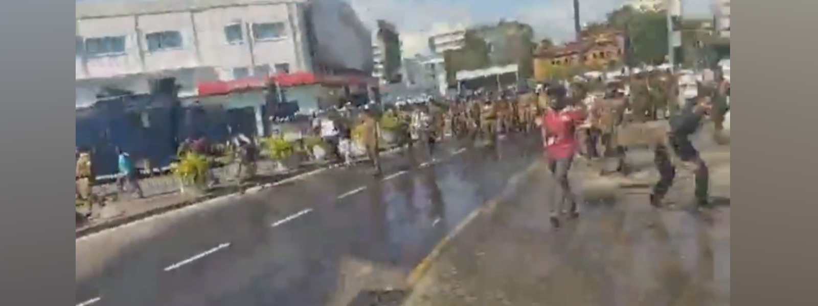 අන්තරේ සිසුන් විසුරුවා හැරීමට ජල ප්‍රහාර